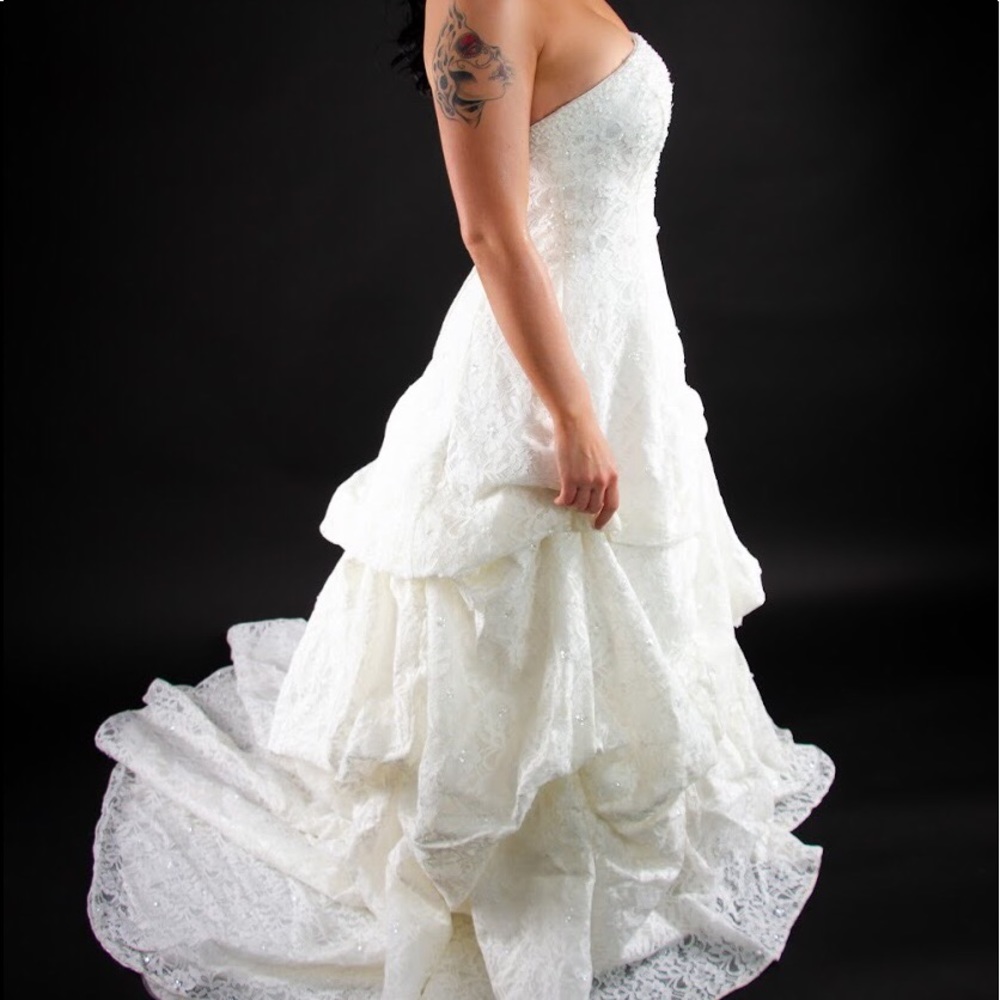 LACE WEDDING GOWN